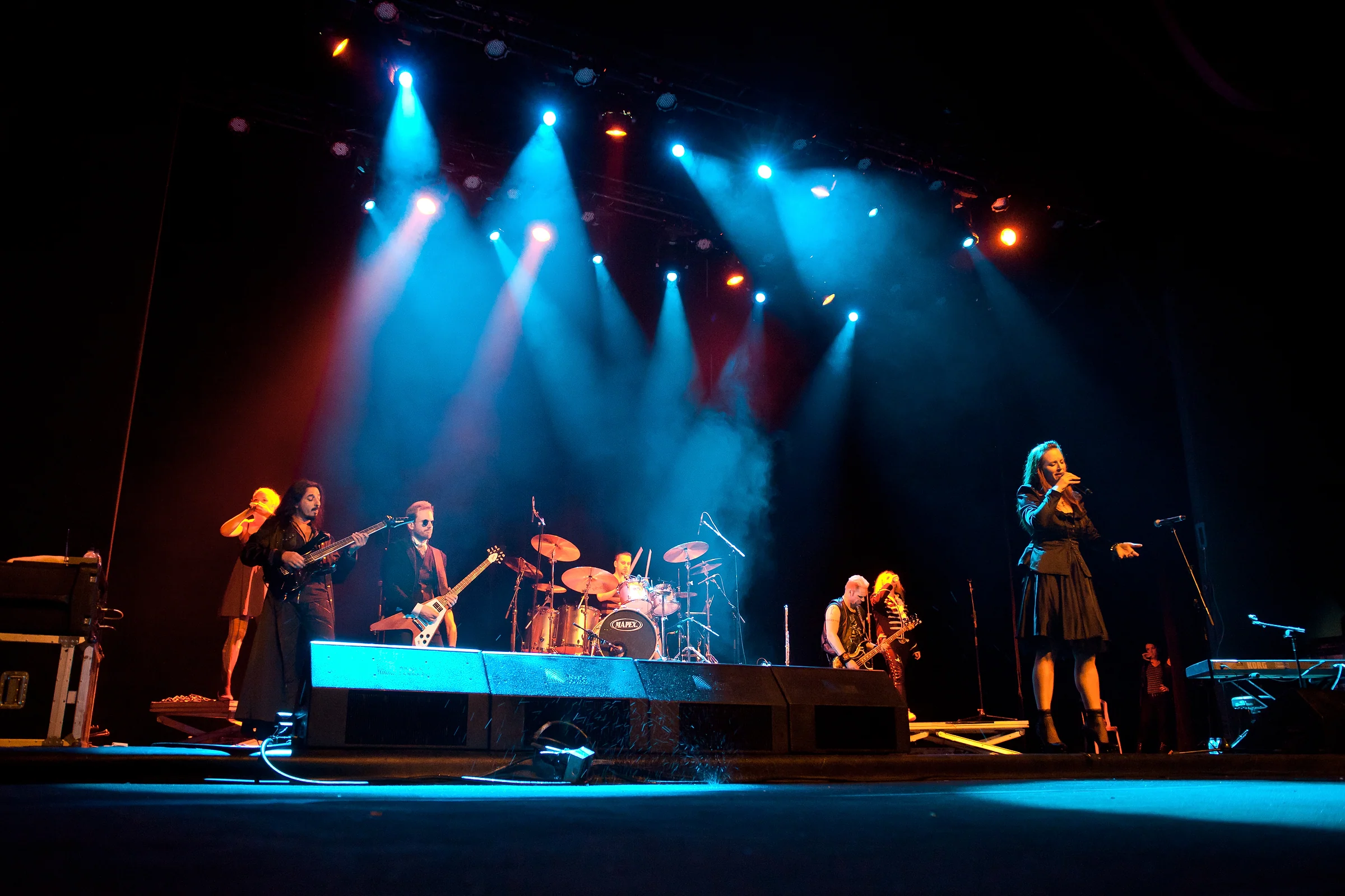 Palco com feixes de luz azul durante show
