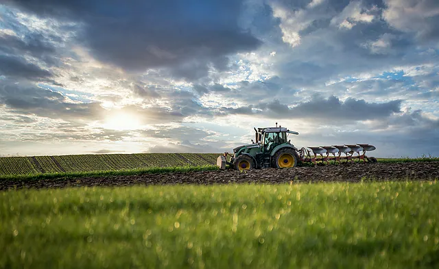Fotografia de agronegócio em Itatiba: trator arando sob céu dramático
