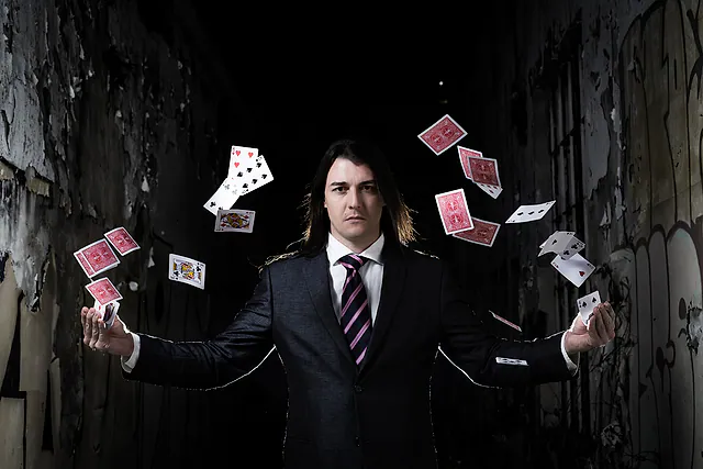 Fotógrafo publicitário em Vinhedo: mágico com cartas voando