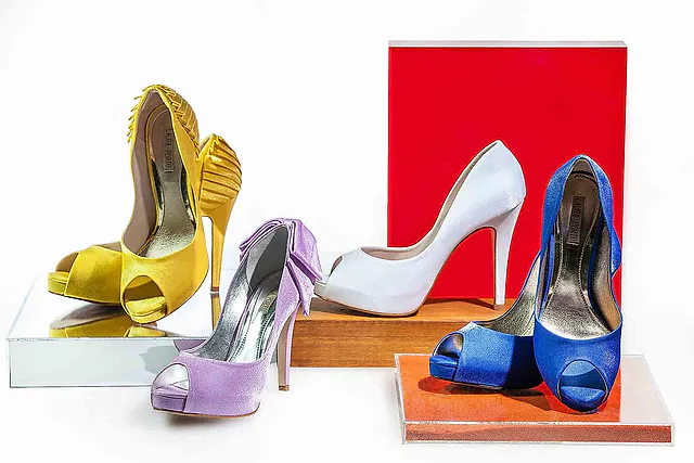 Fotografia de produtos em Jundiaí: sapatos femininos coloridos em still
