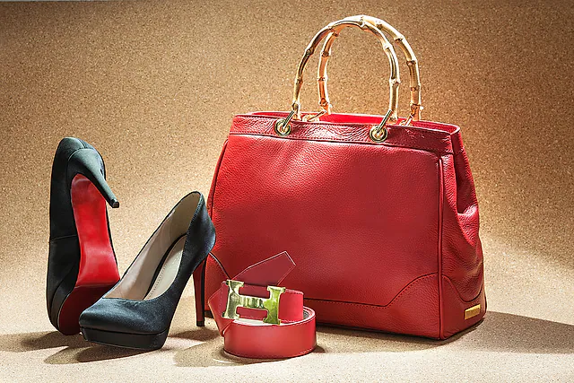 Catálogo de Produtos: Fotografia de produtos em Louveira: bolsa vermelha e scarpins em cena