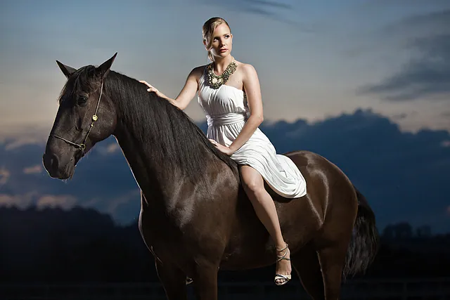 Editorial de Moda: Fotógrafo de moda em Atibaia: modelo em cavalo negro ao anoitecer