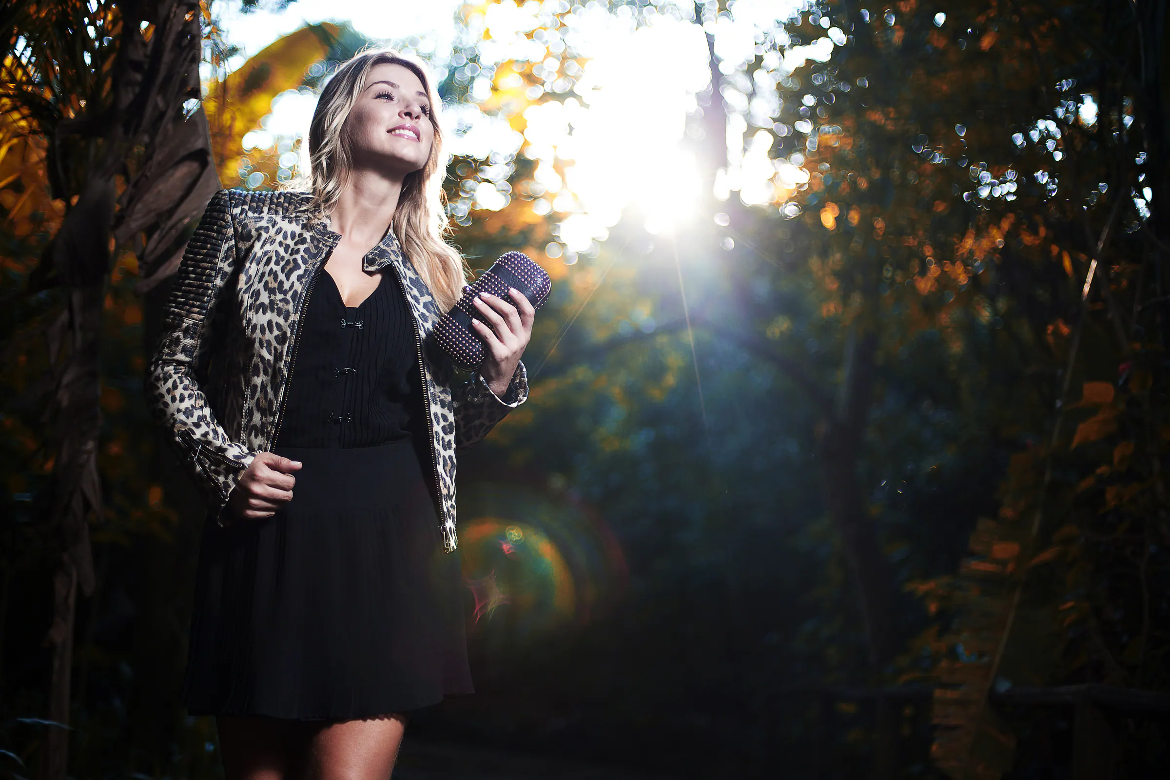 Fotógrafo de moda em Itupeva: contraluz de sol entre árvores