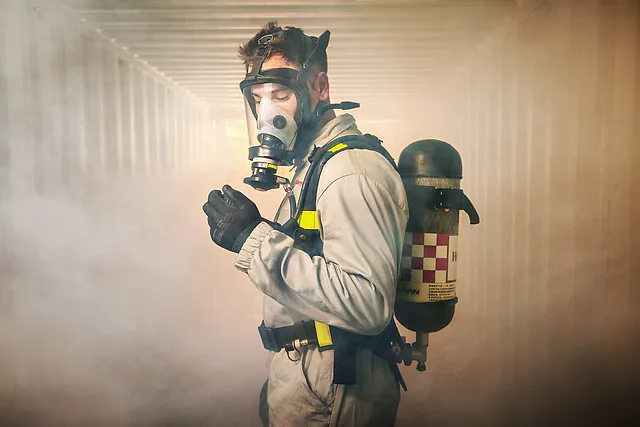 Fotos Empresariais: Fotógrafo corporativo em Itupeva: brigadista em traje de proteção