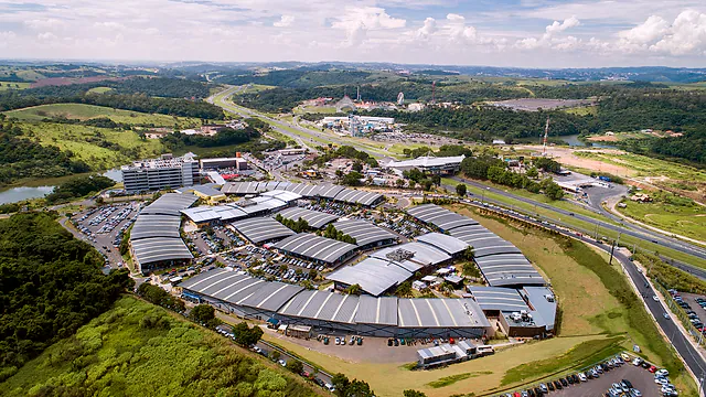 Imagens Aéreas com Drone: Fotos aéreas com drone em Cajamar: centro comercial em formato circular