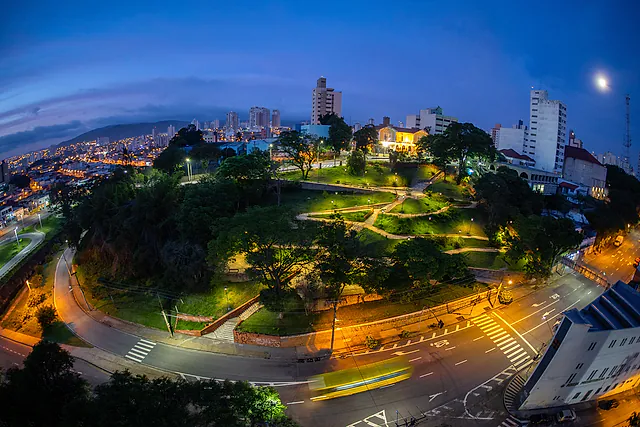 Fotos aéreas com drone em Hortolândia: praça circular iluminada à noite