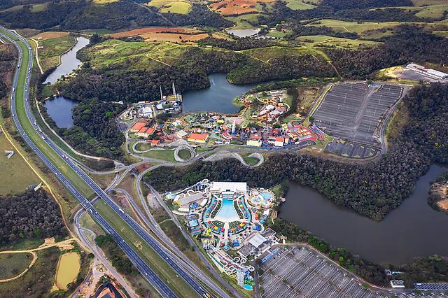 Fotos aéreas com drone em Mairiporã: parque aquático ao lado da rodovia