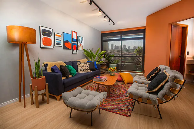 Imóveis e Arquitetura: Fotografia de arquitetura e imóveis em Atibaia: sala colorida com tapete étnico