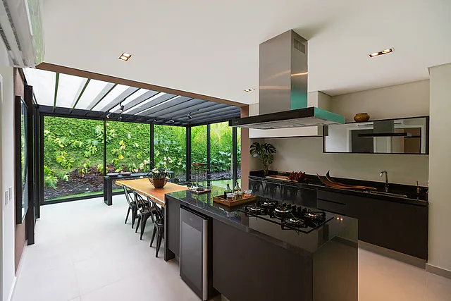 Fotografia de arquitetura e imóveis em Bragança Paulista: cozinha integrada ao jardim