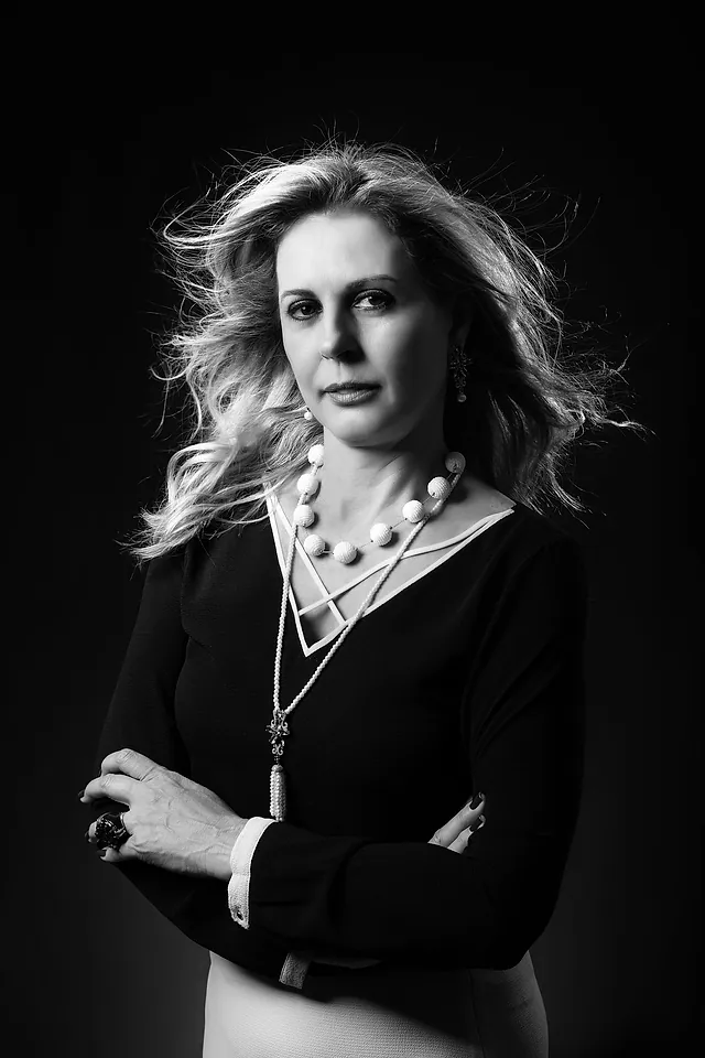 Retrato corporativo em Itatiba: executiva de braços cruzados em P&B