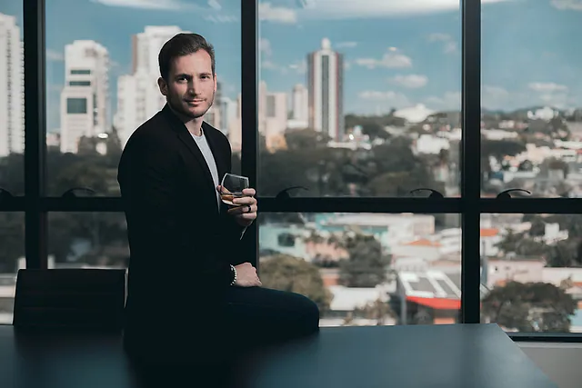 Retrato corporativo em São Paulo: executivo diante da janela